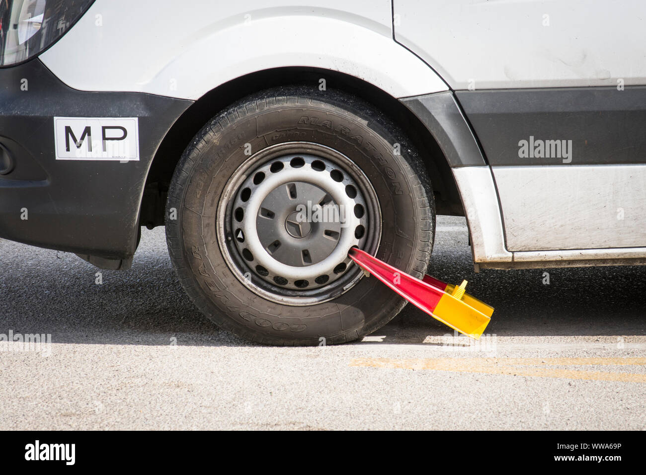Serrure à clé de roue sur van, la sécurité contre le vol du collier de la roue. Banque D'Images
