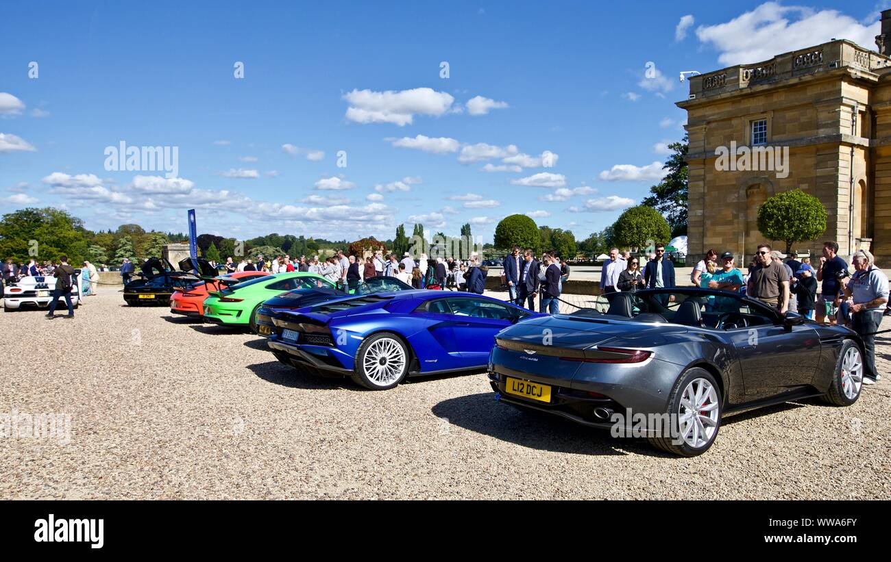 Super Collection de voitures sur l'affichage à la grande cour à Blenheim Palace, le 8 septembre 2019 Banque D'Images