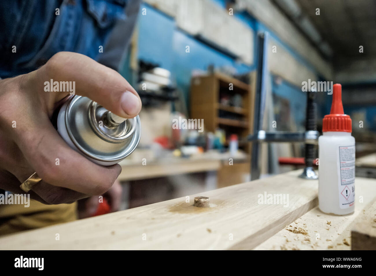 Chevilles de bois et ferrures de meubles. Carpenter pulvériser sur des fabricants de merrains pour une meilleure connexion. Banque D'Images