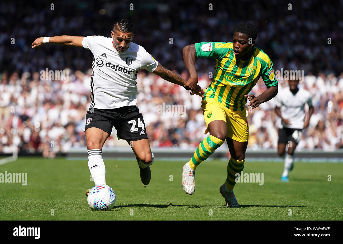 Fulham Anthony Knockaert (à gauche) et West Bromwich Albion's Nathan Ferguson lors de la Sky Bet Championship match à Craven Cottage, à Londres. Banque D'Images