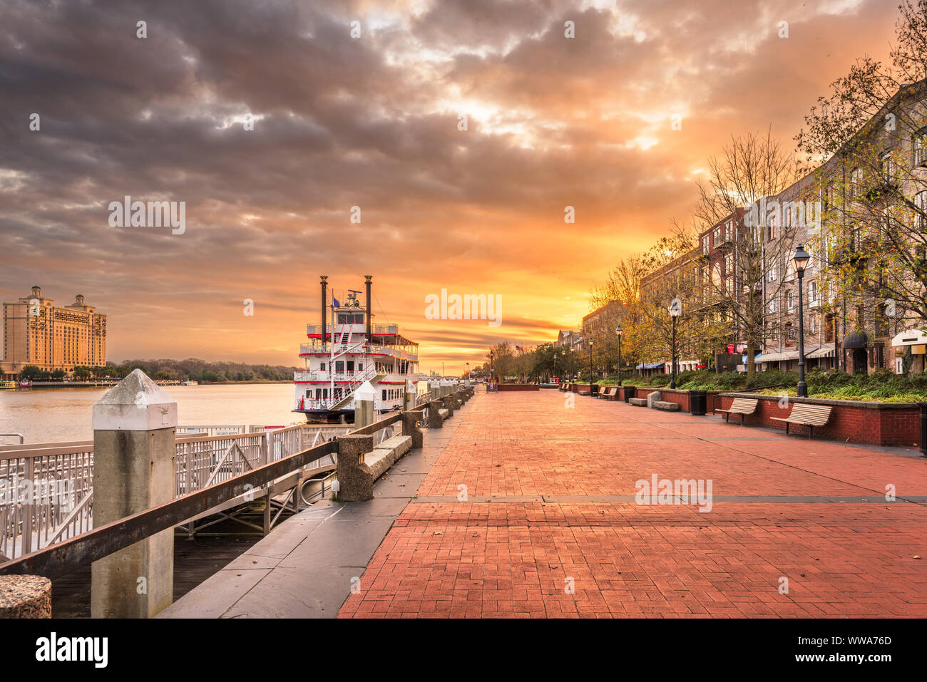 Savannah, Georgia, USA Riverfront Promenade au lever du soleil. Banque D'Images