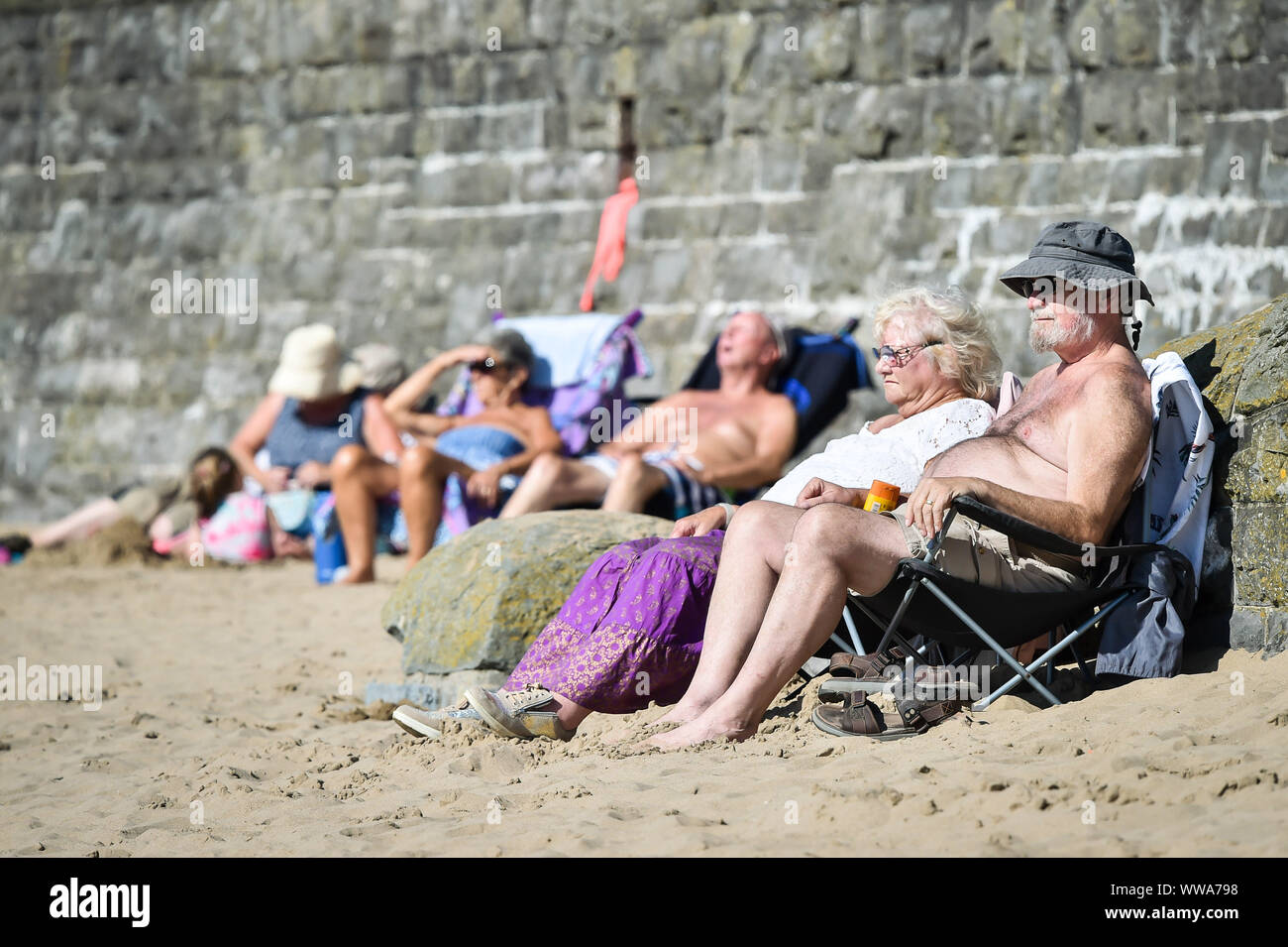 Les gens du soleil sur l'île de Barry, Vale of Glamorgan, Pays de Galles, où les amateurs de plages ont prises pour le sable pour tirer le meilleur parti de la météo week-end chaud à travers le Royaume-Uni. Banque D'Images
