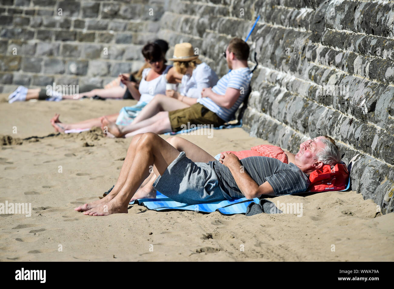 Les gens du soleil sur l'île de Barry, Vale of Glamorgan, Pays de Galles, où les amateurs de plages ont prises pour le sable pour tirer le meilleur parti de la météo week-end chaud à travers le Royaume-Uni. Banque D'Images