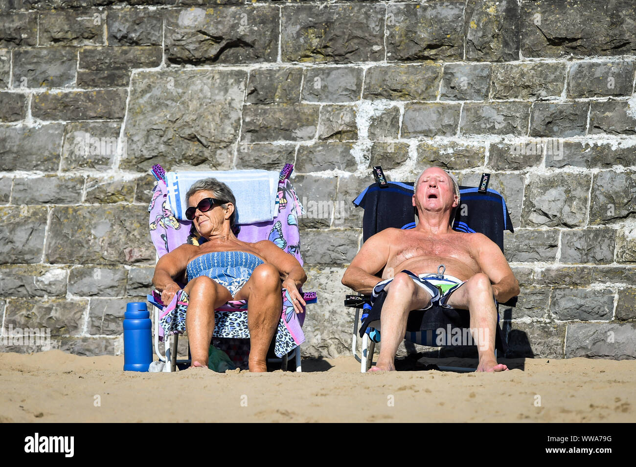 Les gens du soleil sur l'île de Barry, Vale of Glamorgan, Pays de Galles, où les amateurs de plages ont prises pour le sable pour tirer le meilleur parti de la météo week-end chaud à travers le Royaume-Uni. Banque D'Images