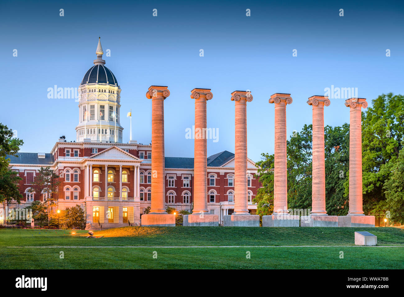 Columbia, Missouri, USA colonnes historique au crépuscule. Banque D'Images