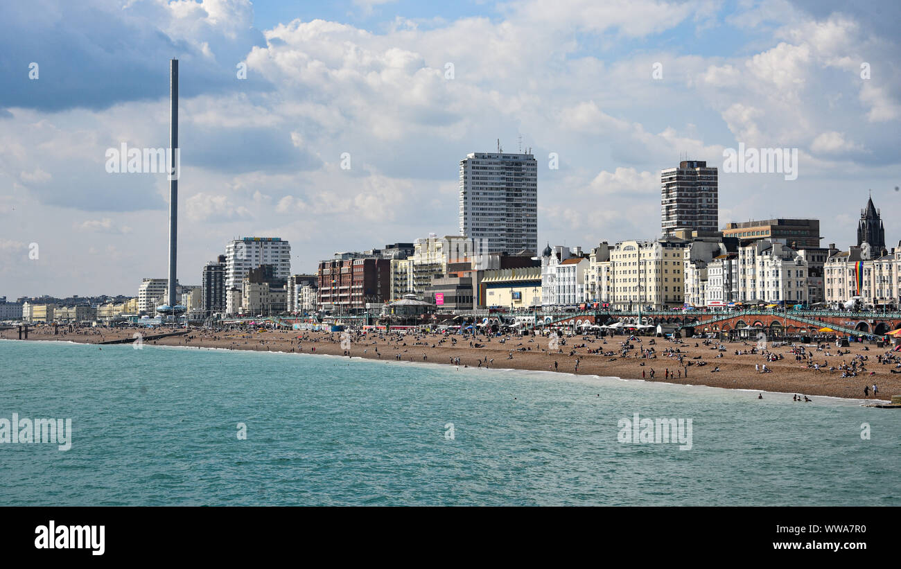 Brighton, UK - Aug 2, 2019 : voir le long de la plage de Brighton du Palace Pier Banque D'Images