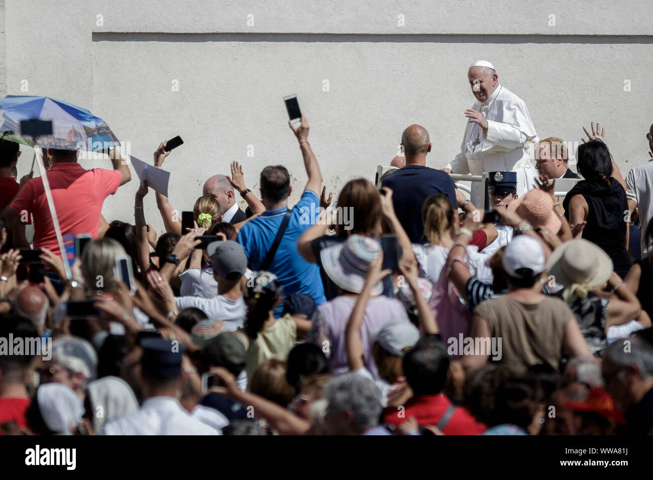 Cité du Vatican, Vatican. 14 Septembre, 2019. Le pape François salue les fidèles comme il arrive à diriger une audience auprès de membres de la police pénitentiaire sur la Place Saint Pierre. Credit : Giuseppe Ciccia/Alamy Live News Banque D'Images Cité du Vatican, Vatican. 14 Septembre, 2019. Le pape François salue les fidèles comme il arrive à diriger une audience auprès de membres de la police pénitentiaire sur la Place Saint Pierre. Credit : Giuseppe Ciccia/Alamy Live News Banque D'Images