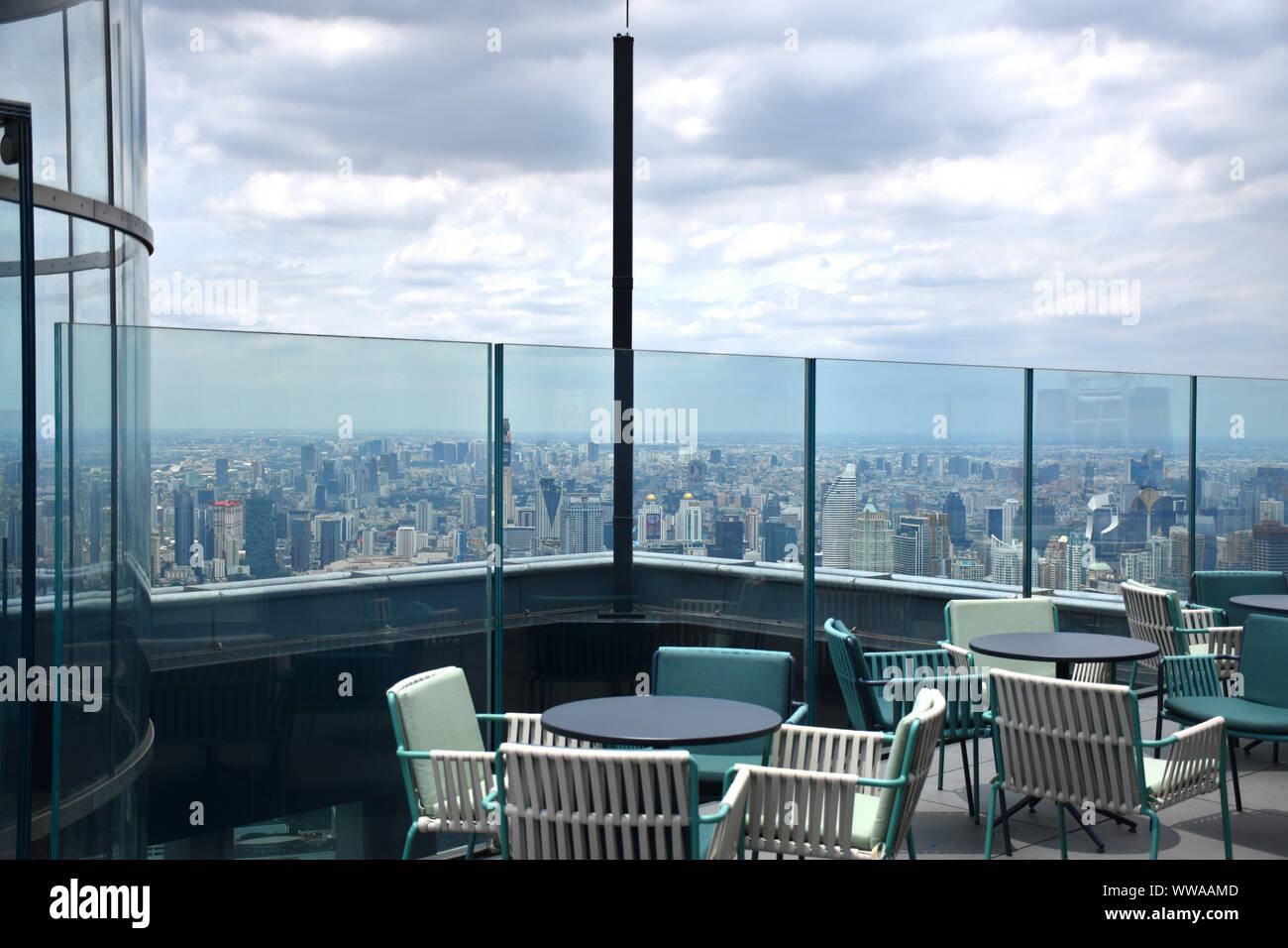 Vue panoramique vue sur l'horizon de Bangkok à partir de ci-dessus à partir du sommet (314 mètres) de la King Power MahaNakhon 78 étages skyscraper Banque D'Images