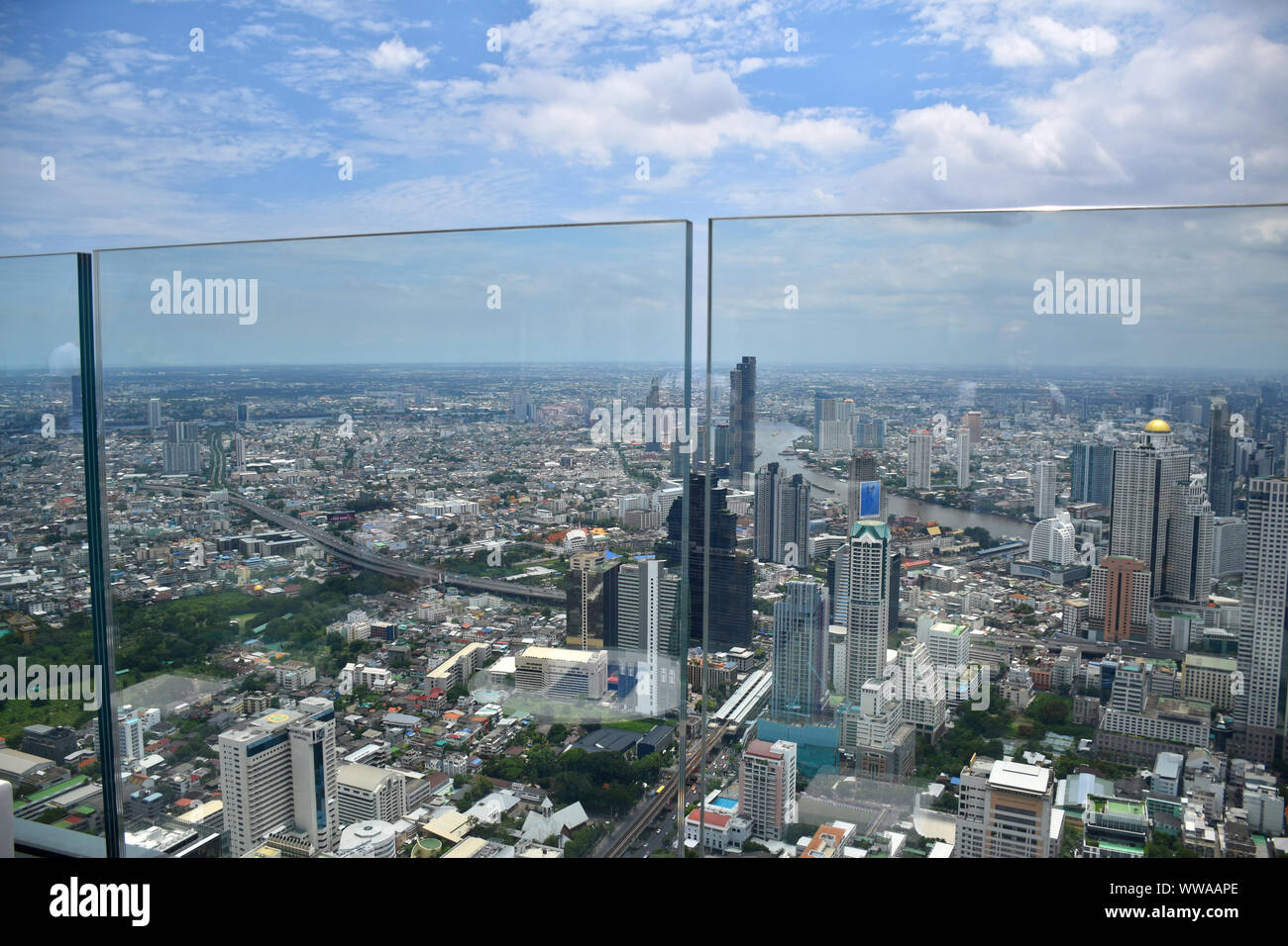 Vue panoramique vue sur l'horizon de Bangkok à partir de ci-dessus à partir du sommet (314 mètres) de la King Power MahaNakhon 78 étages skyscraper Banque D'Images