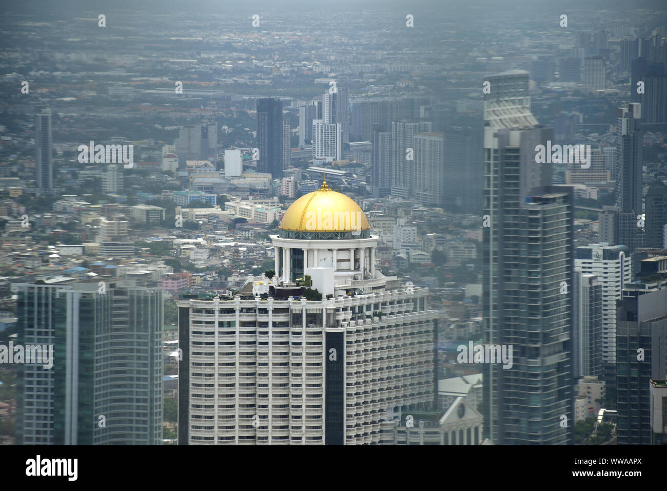 Vue panoramique vue sur l'horizon de Bangkok à partir de ci-dessus à partir du sommet (314 mètres) de la King Power MahaNakhon 78 étages skyscraper Banque D'Images