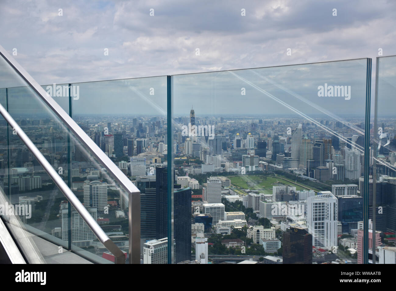 Vue panoramique vue sur l'horizon de Bangkok à partir de ci-dessus à partir du sommet (314 mètres) de la King Power MahaNakhon 78 étages skyscraper Banque D'Images