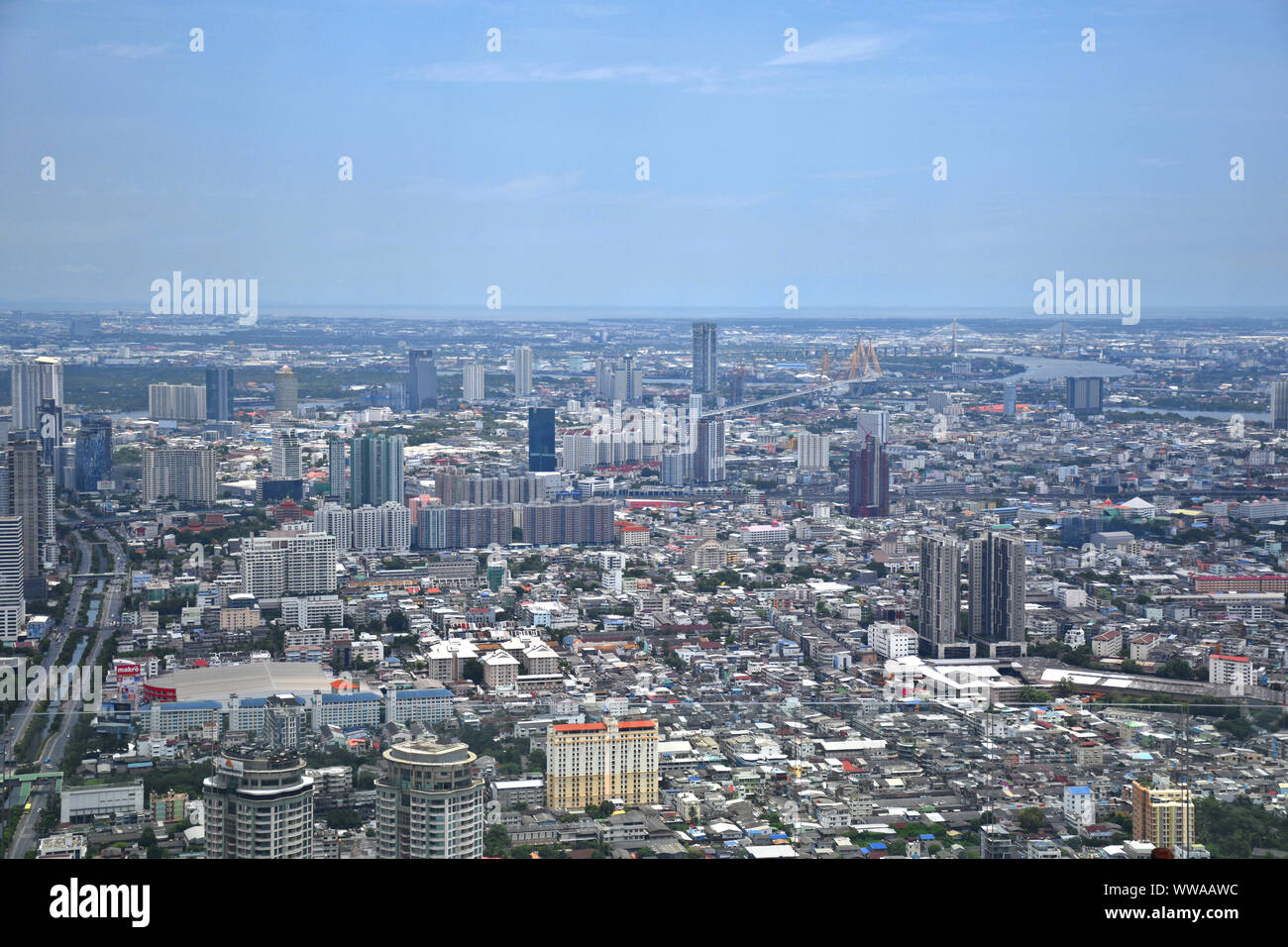 Vue panoramique vue sur l'horizon de Bangkok à partir de ci-dessus à partir du sommet (314 mètres) de la King Power MahaNakhon 78 étages skyscraper Banque D'Images