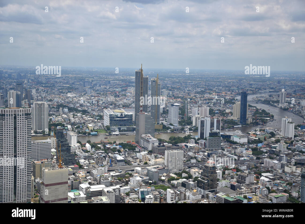 Vue panoramique vue sur l'horizon de Bangkok à partir de ci-dessus à partir du sommet (314 mètres) de la King Power MahaNakhon 78 étages skyscraper Banque D'Images