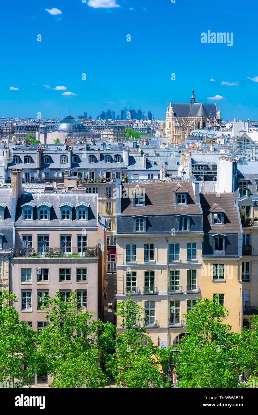 Paris, Parisian façade dans un quartier chic, balcon typique et windows Banque D'Images