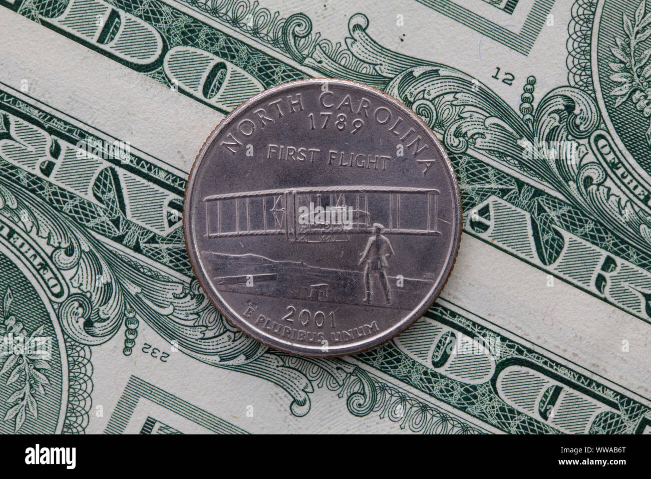 Un quart de la Caroline du Nord sur l'US dollar bills. La composition symétrique de l'US dollar bills et un quart de la Caroline du Nord. Banque D'Images