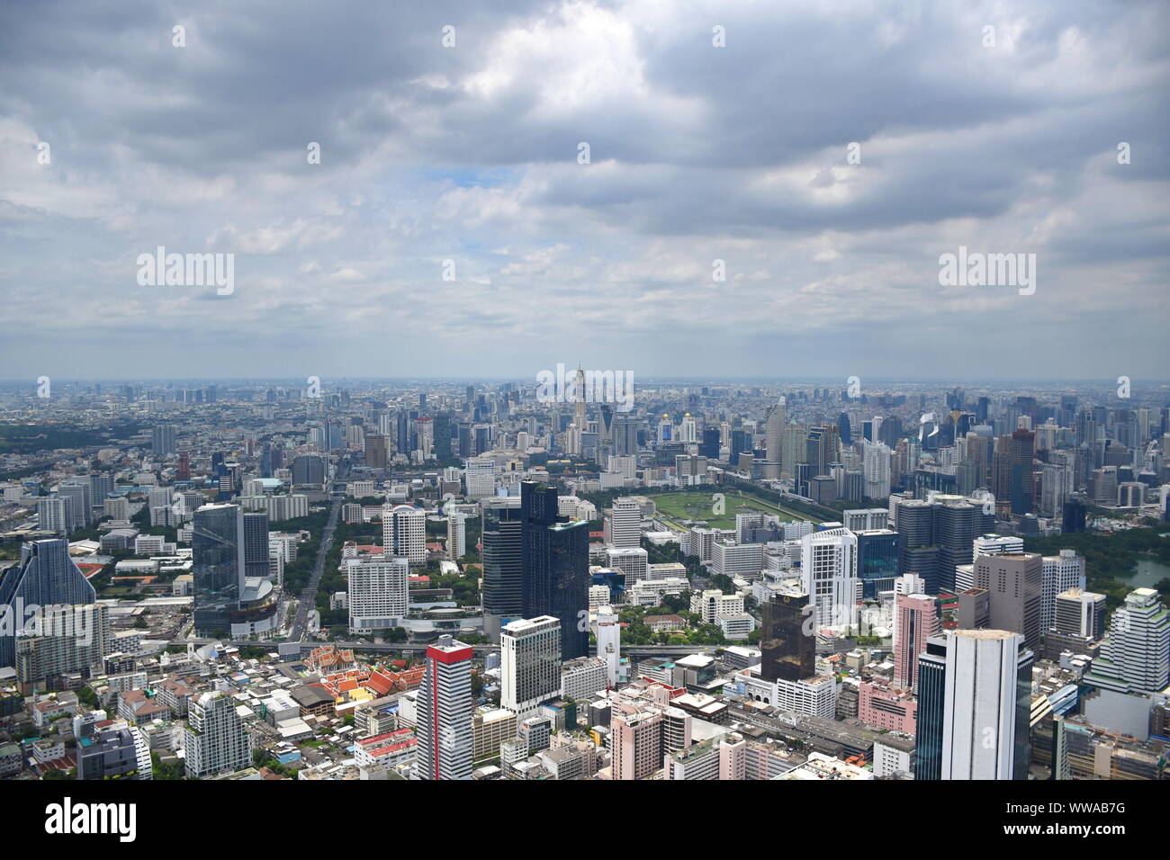 Vue panoramique vue sur l'horizon de Bangkok à partir de ci-dessus à partir du sommet (314 mètres) de la King Power MahaNakhon 78 étages skyscraper Banque D'Images