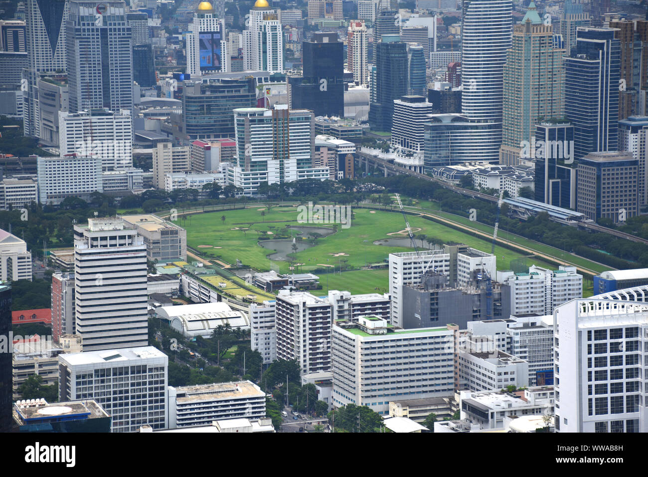 Vue panoramique vue sur l'horizon de Bangkok à partir de ci-dessus à partir du sommet (314 mètres) de la King Power MahaNakhon 78 étages skyscraper Banque D'Images