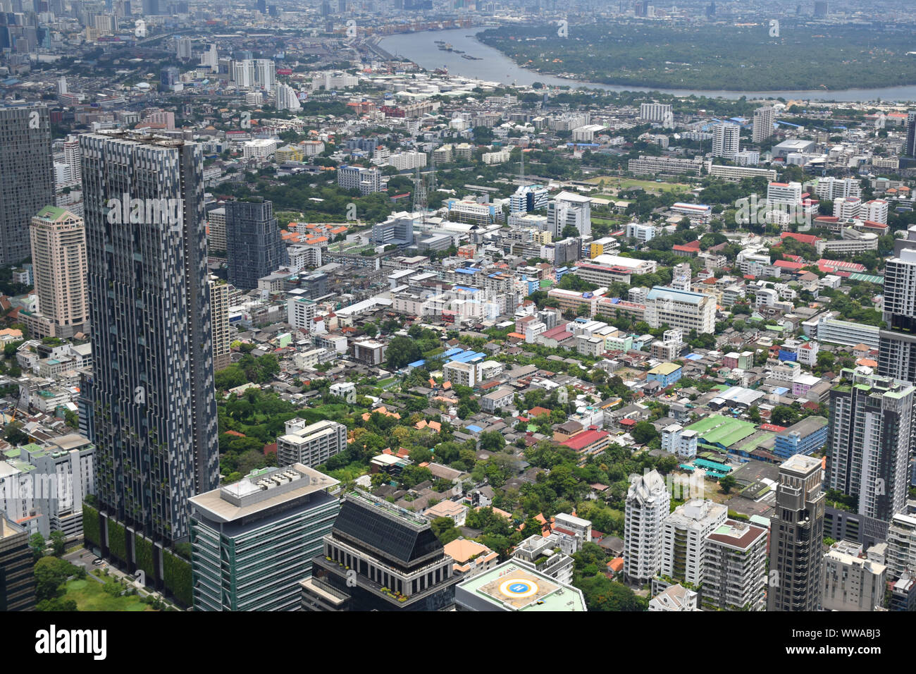 Vue panoramique vue sur l'horizon de Bangkok à partir de ci-dessus à partir du sommet (314 mètres) de la King Power MahaNakhon 78 étages skyscraper Banque D'Images