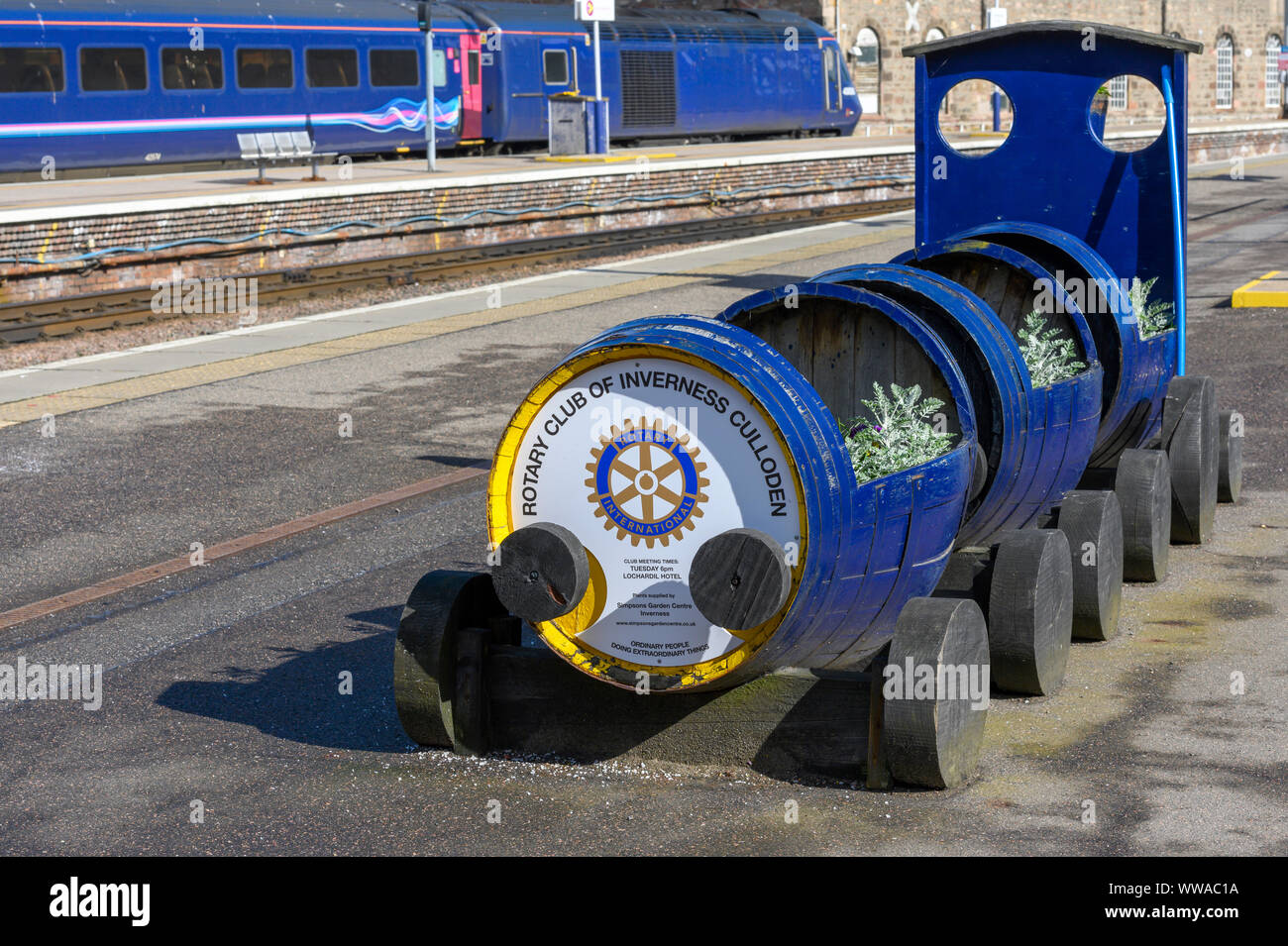 Les semoirs de plantes sous la forme d'un train donné par le Rotary Club d'Inverness et sur la plate-forme de Culloden à la gare d'Inverness, Scotland, UK. Banque D'Images