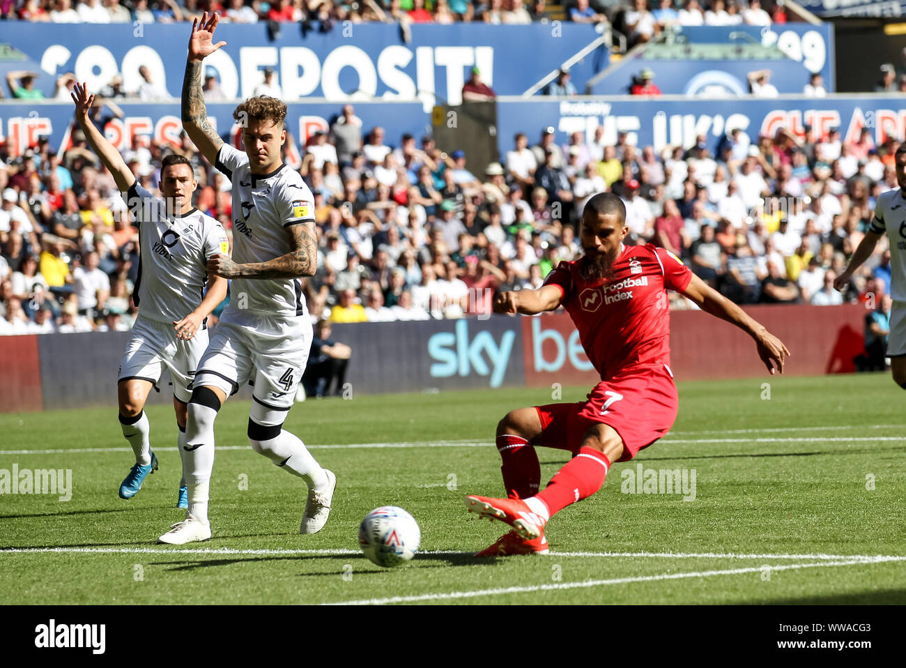 Swansea, Royaume-Uni. 14Th Sep 2019. Lewis Grabban de Nottingham Forest a la première occasion du match mais est hors-jeu pendant le match de championnat EFL Sky Bet entre Swansea City et Nottingham Forest au Liberty Stadium, Swansea, Pays de Galles le 14 septembre 2019. Photo de Ken d'Étincelles. Usage éditorial uniquement, licence requise pour un usage commercial. Aucune utilisation de pari, de jeux ou d'un seul club/ligue/dvd publications. Credit : UK Sports Photos Ltd/Alamy Live News Banque D'Images