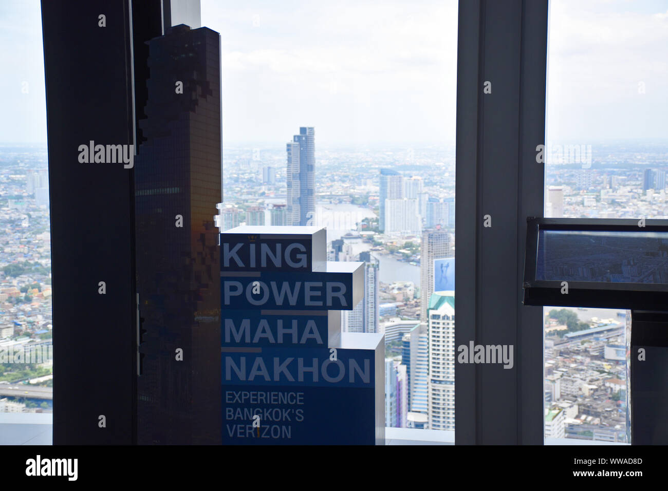 Bangkok, Thaïlande, 08.20.2019 : Piscine Terrasse d'observation de 360 degrés avec vue spectaculaire de Bangkok sur la 74e étage de King Power MahaNakhon skyscrap Banque D'Images