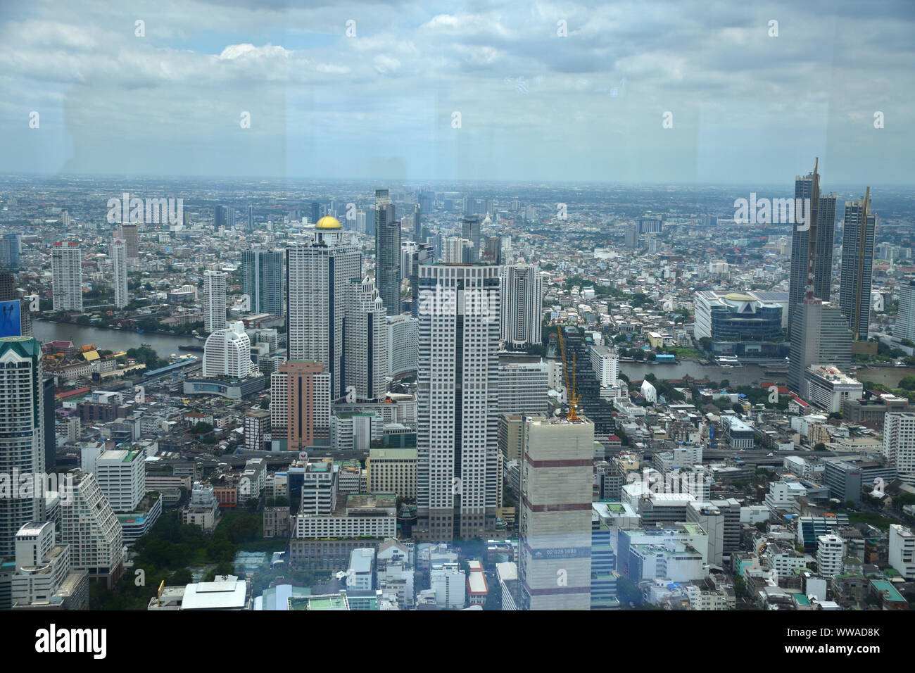 Bangkok, Thaïlande, 08.20.2019 : Piscine Terrasse d'observation de 360 degrés avec vue spectaculaire de Bangkok sur la 74e étage de King Power MahaNakhon skyscrap Banque D'Images