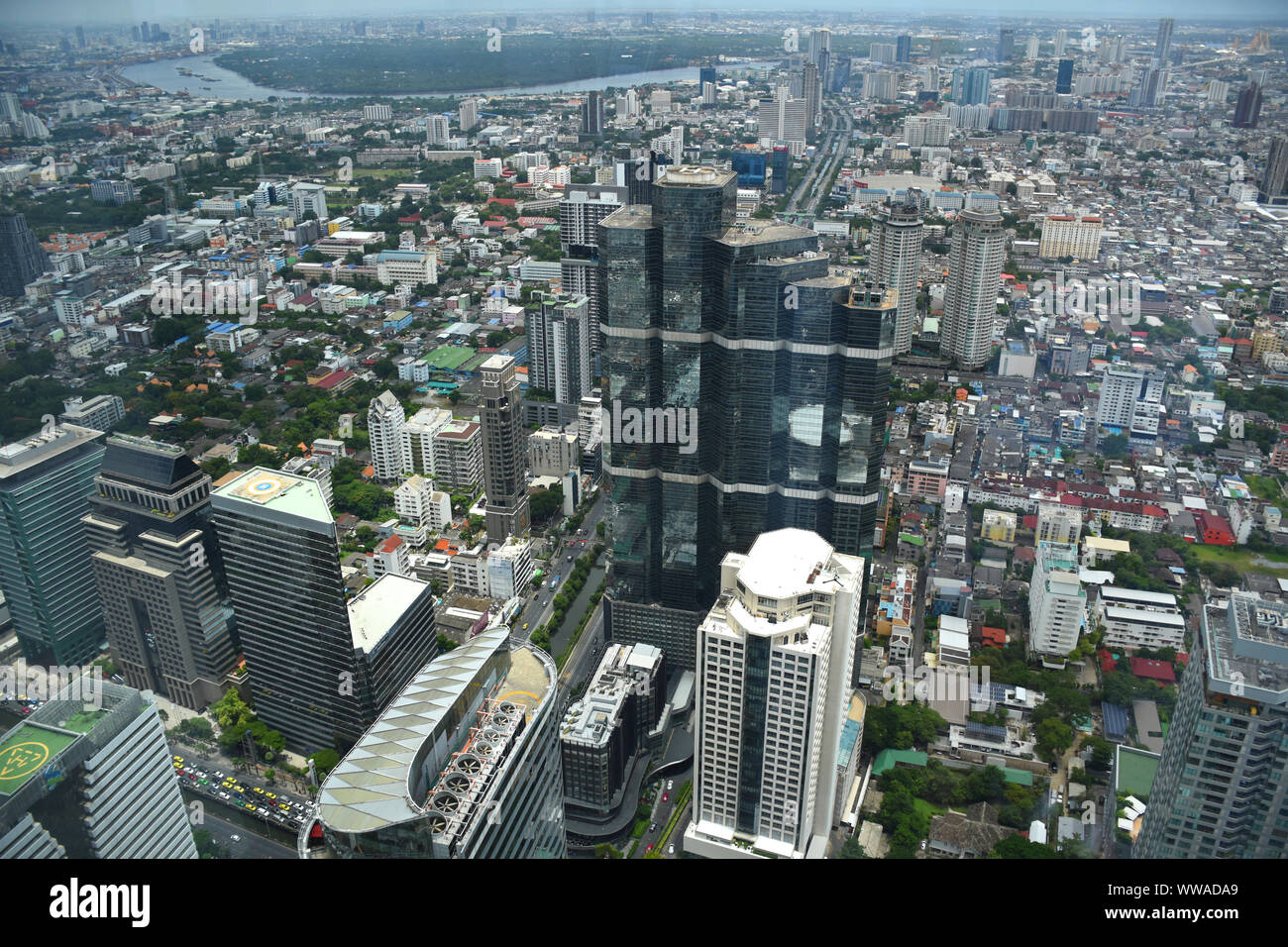 Bangkok, Thaïlande, 08.20.2019 : Piscine Terrasse d'observation de 360 degrés avec vue spectaculaire de Bangkok sur la 74e étage de King Power MahaNakhon skyscrap Banque D'Images