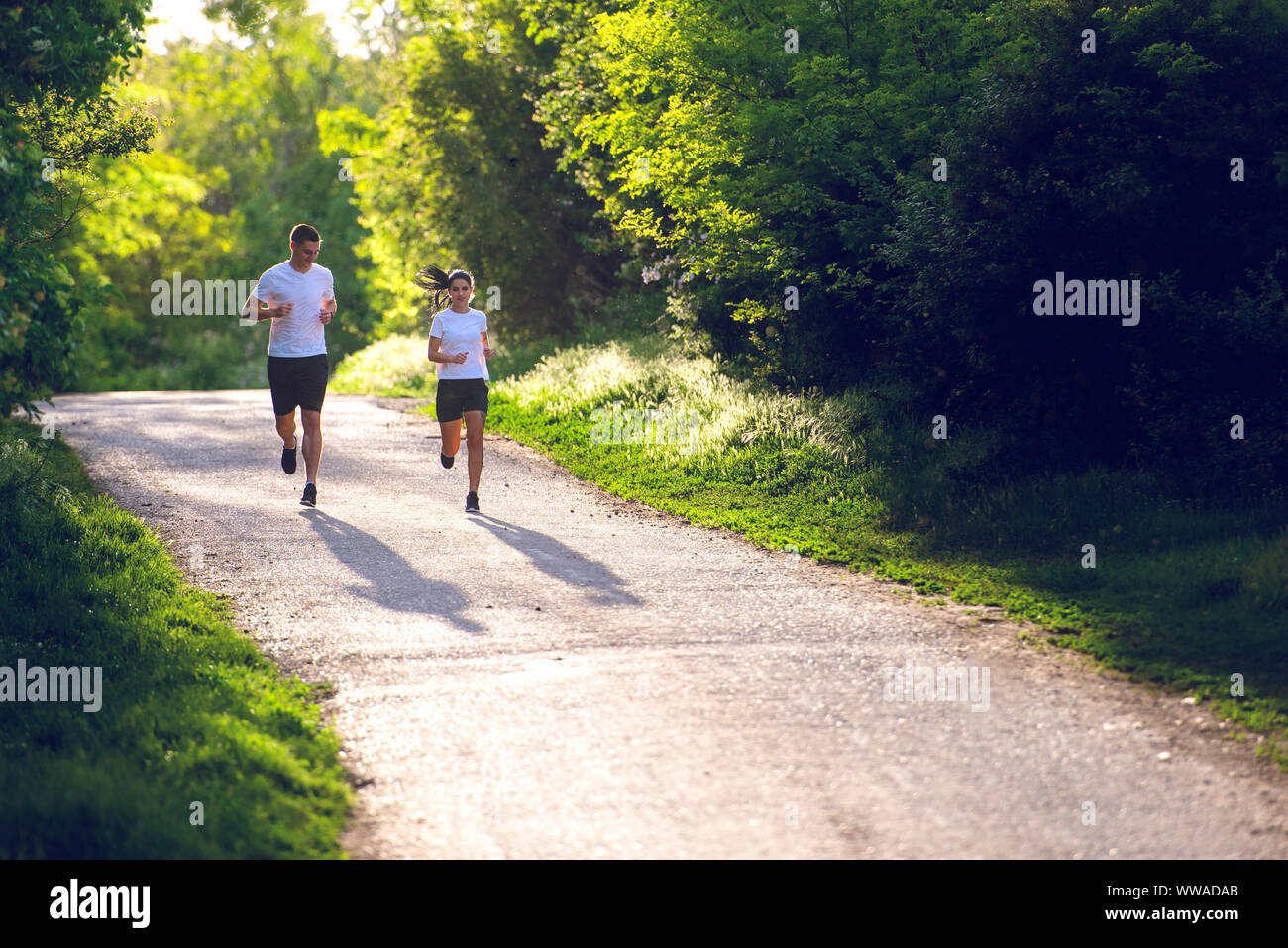 Les jeunes et l'exercice de jogging dans la nature Banque D'Images