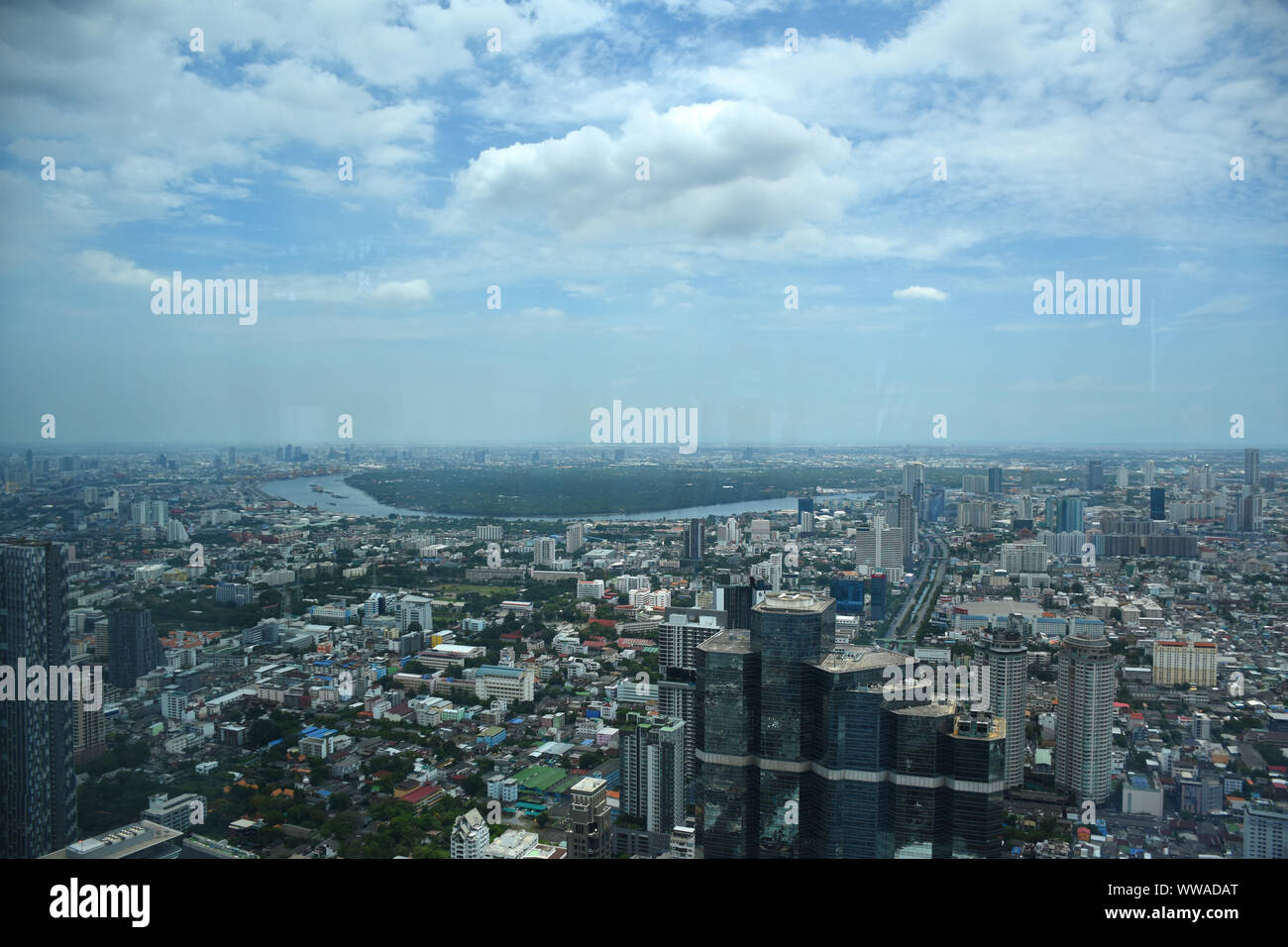 Bangkok, Thaïlande, 08.20.2019 : Piscine Terrasse d'observation de 360 degrés avec vue spectaculaire de Bangkok sur la 74e étage de King Power MahaNakhon skyscrap Banque D'Images