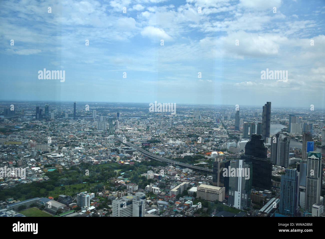 Bangkok, Thaïlande, 08.20.2019 : Piscine Terrasse d'observation de 360 degrés avec vue spectaculaire de Bangkok sur la 74e étage de King Power MahaNakhon skyscrap Banque D'Images