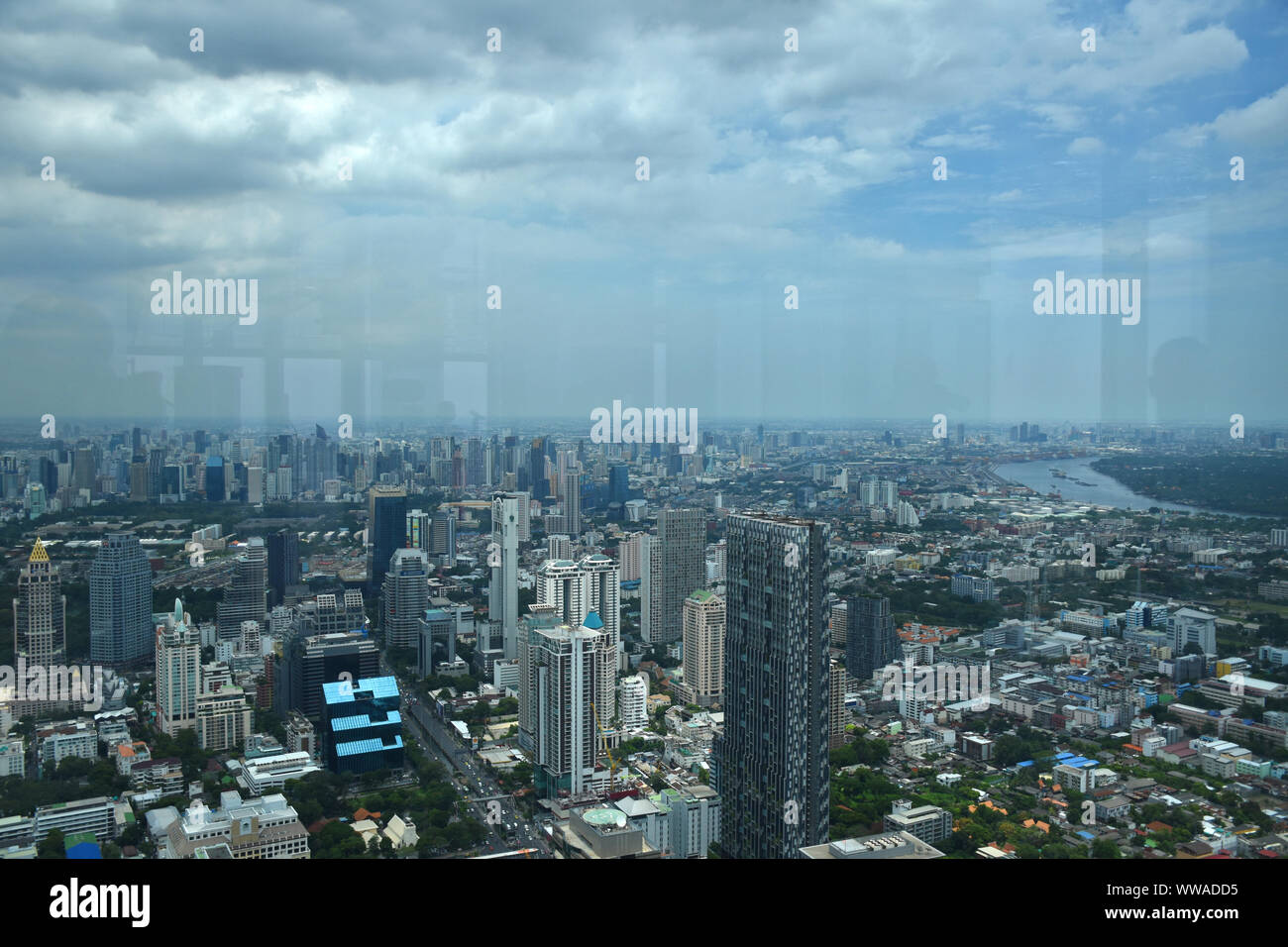 Bangkok, Thaïlande, 08.20.2019 : Piscine Terrasse d'observation de 360 degrés avec vue spectaculaire de Bangkok sur la 74e étage de King Power MahaNakhon skyscrap Banque D'Images