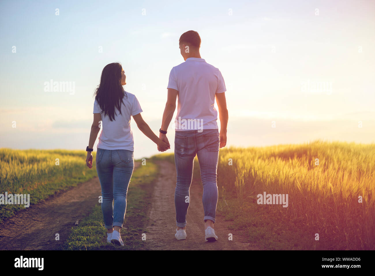 Couple Holding Hands Walking Away Banque D'Images