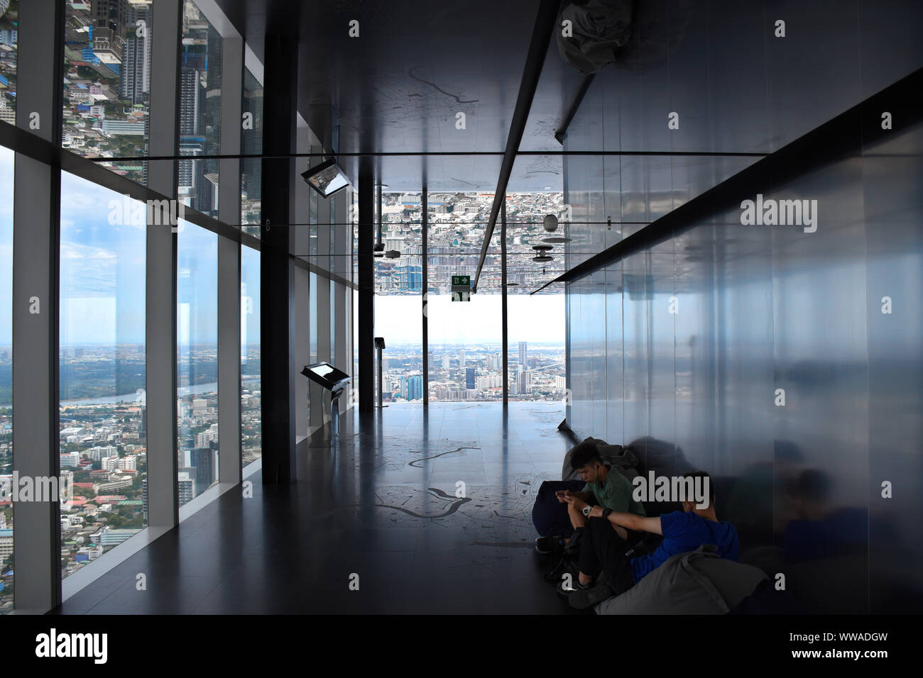 Bangkok, Thaïlande, 08.20.2019 : Piscine Terrasse d'observation de 360 degrés avec vue spectaculaire de Bangkok sur la 74e étage de King Power MahaNakhon skyscrap Banque D'Images