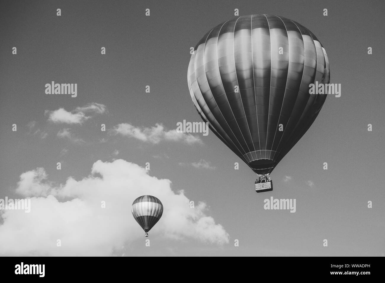Noir et blanc image de montgolfières flying Banque D'Images