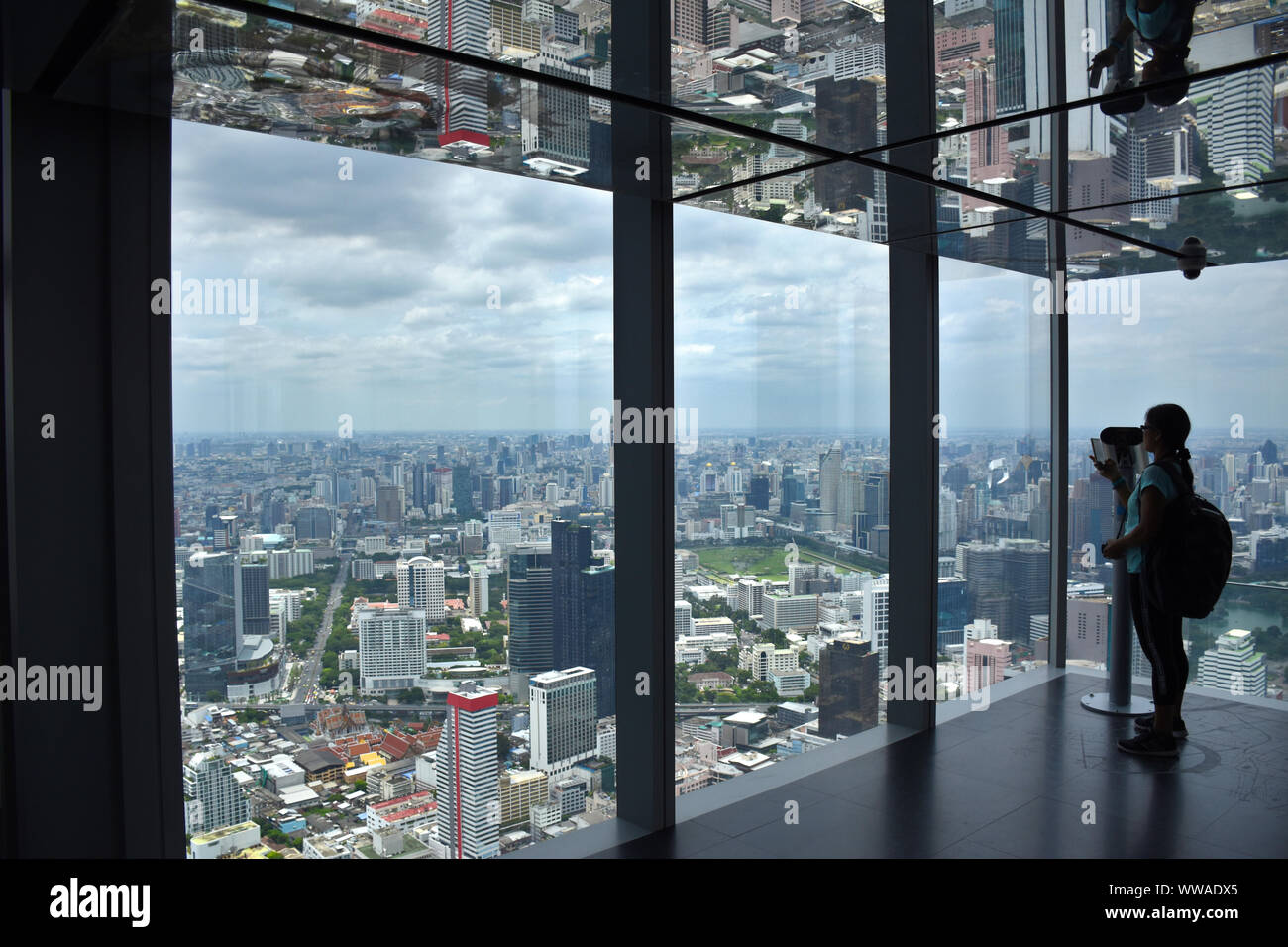 Bangkok, Thaïlande, 08.20.2019 : Piscine Terrasse d'observation de 360 degrés avec vue spectaculaire de Bangkok sur la 74e étage de King Power MahaNakhon skyscrap Banque D'Images