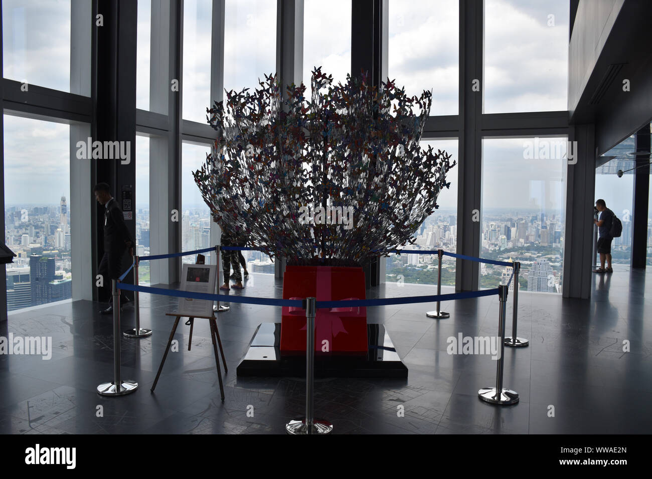 Bangkok, Thaïlande, 08.20.2019 : Piscine Terrasse d'observation de 360 degrés avec vue spectaculaire de Bangkok sur la 74e étage de King Power MahaNakhon skyscrap Banque D'Images