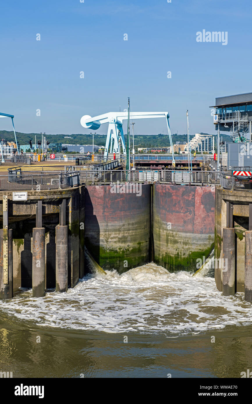 L'eau est libéré grâce à l'une des portes de l'écluse à Cardiff Bay avant de relâcher les bateaux sur le canal de Bristol Banque D'Images