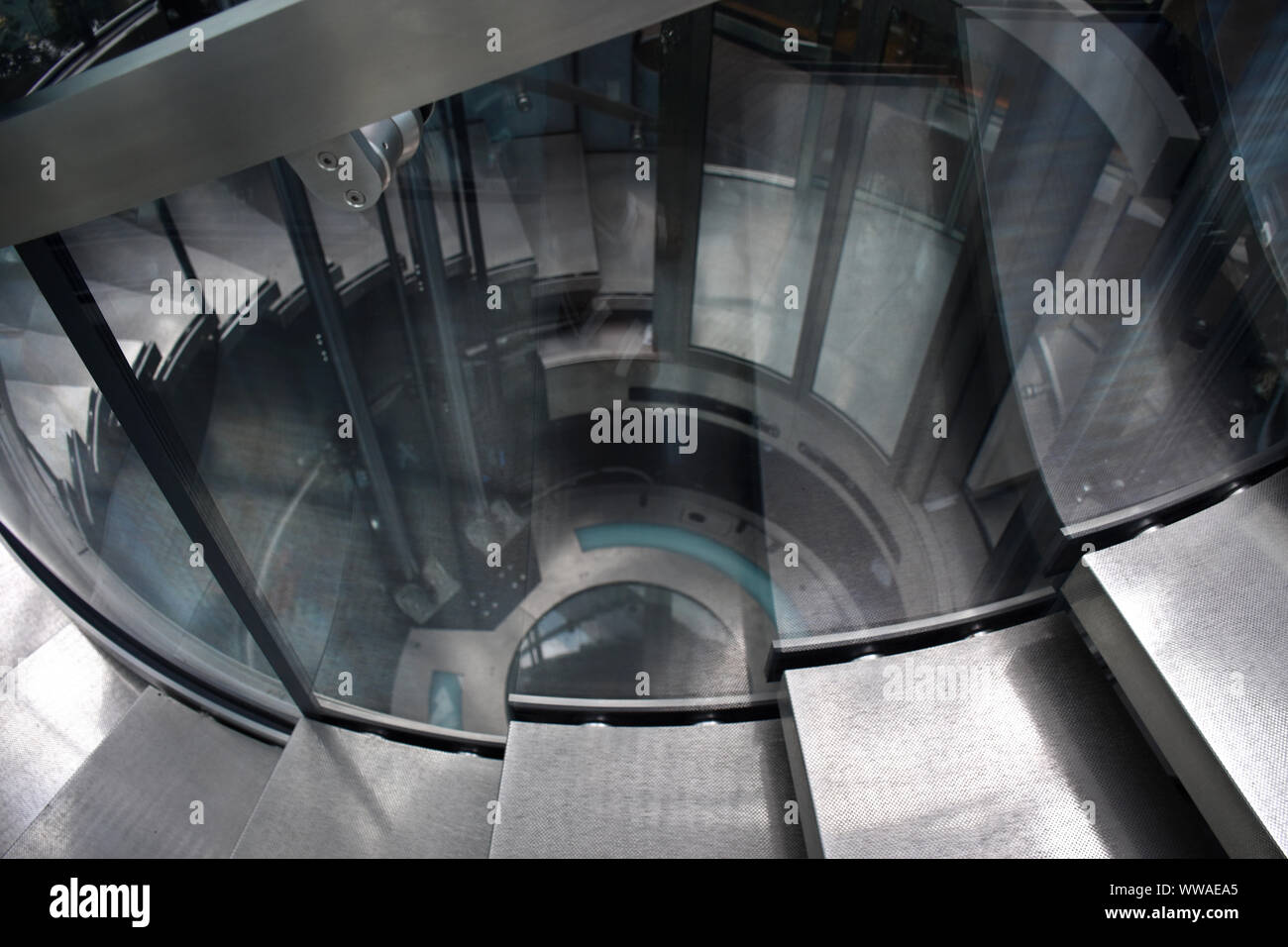 Bangkok, Thaïlande, 08.20.2019 : Piscine Terrasse d'observation de 360 degrés avec vue spectaculaire de Bangkok sur la 74e étage de King Power MahaNakhon skyscrap Banque D'Images