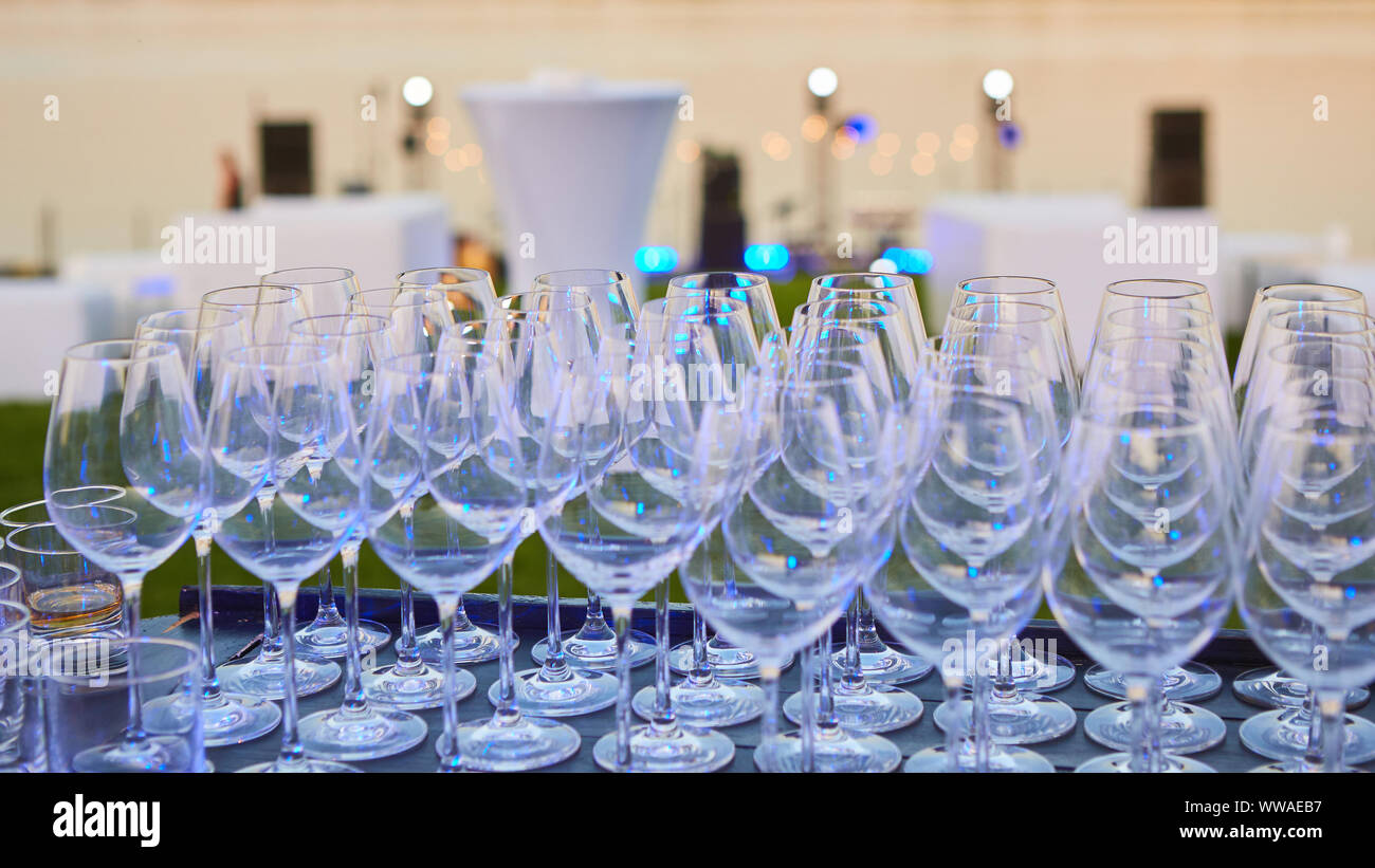 Un grand nombre de verres de vin dans une rangée. Lunettes de luxe pour l'alcool. Verres à vin avec du vin sur une table à l'extérieur. Banque D'Images