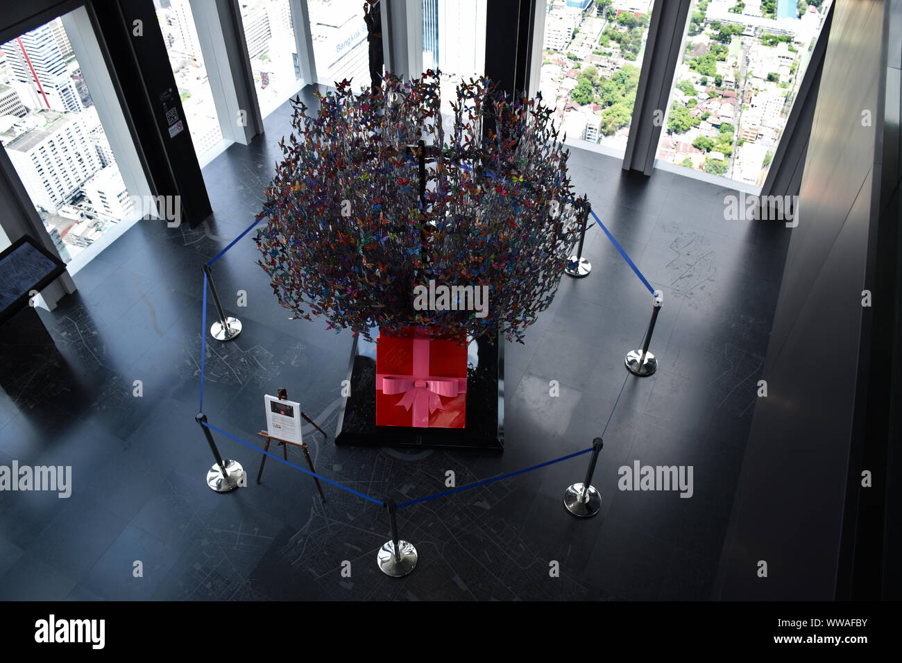 Bangkok, Thaïlande, 08.20.2019 : Piscine Terrasse d'observation de 360 degrés avec vue spectaculaire de Bangkok sur la 74e étage de King Power MahaNakhon skyscrap Banque D'Images