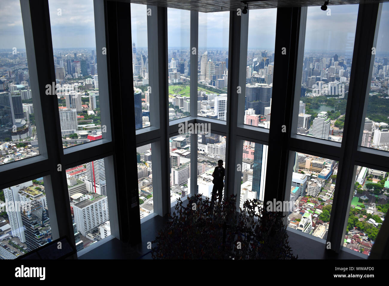 Bangkok, Thaïlande, 08.20.2019 : Piscine Terrasse d'observation de 360 degrés avec vue spectaculaire de Bangkok sur la 74e étage de King Power MahaNakhon skyscrap Banque D'Images