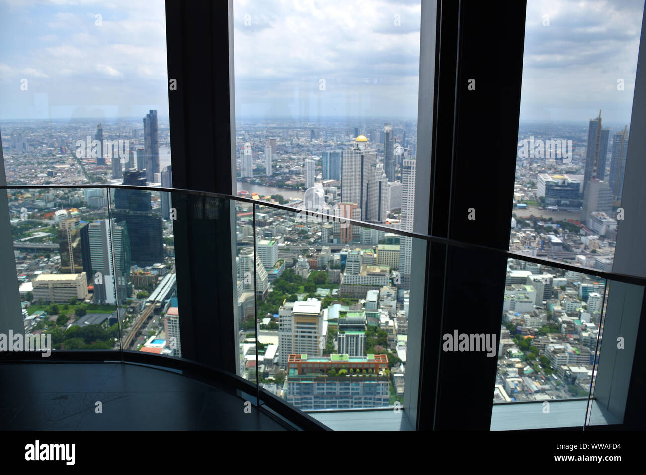 Bangkok, Thaïlande, 08.20.2019 : Piscine Terrasse d'observation de 360 degrés avec vue spectaculaire de Bangkok sur la 74e étage de King Power MahaNakhon skyscrap Banque D'Images