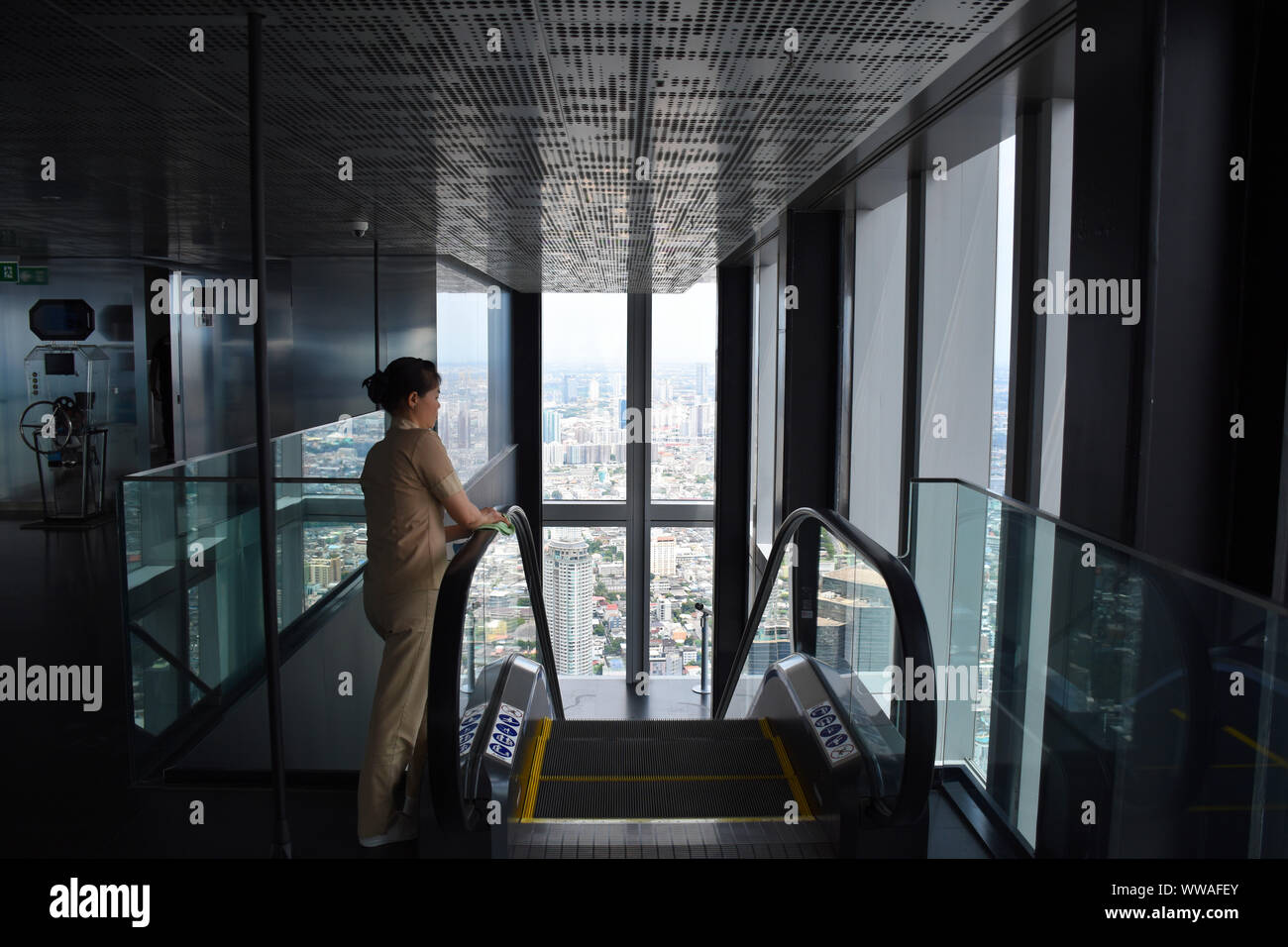 Bangkok, Thaïlande, 08.20.2019 : Piscine Terrasse d'observation de 360 degrés avec vue spectaculaire de Bangkok sur la 74e étage de King Power MahaNakhon skyscrap Banque D'Images