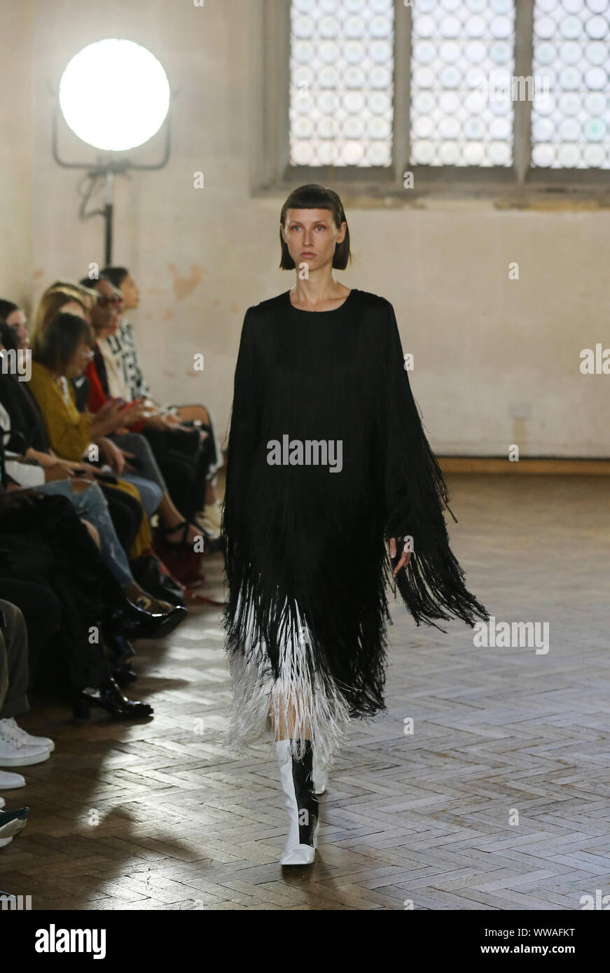 Modèles sur le podium de Sharon Wauchob Printemps/Été 2020 London Fashion Week show à St Cyprian's Church, à Londres. Banque D'Images