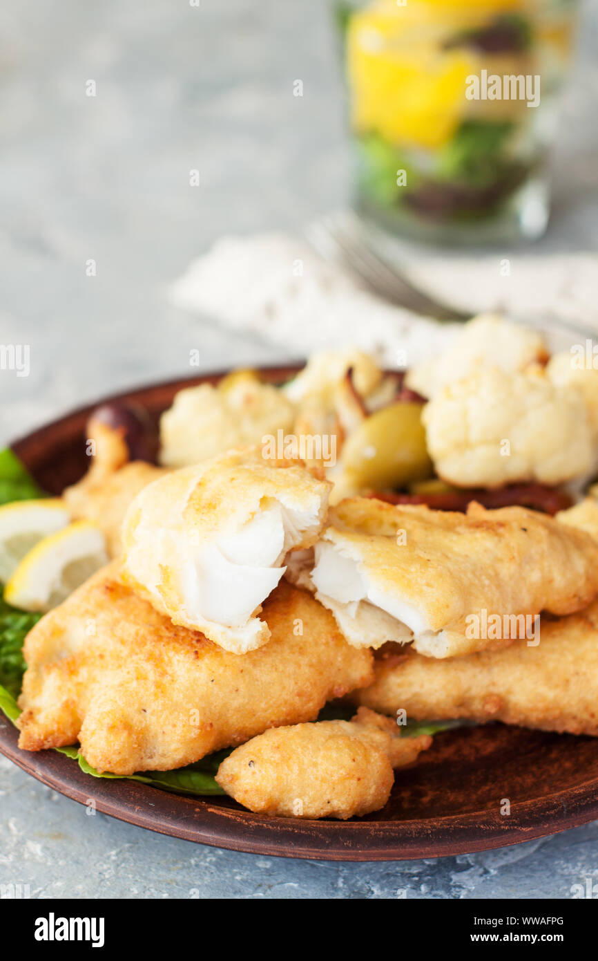 Bâtonnets de poisson battues servi avec des choux-fleurs et d'herbes fraîches Banque D'Images