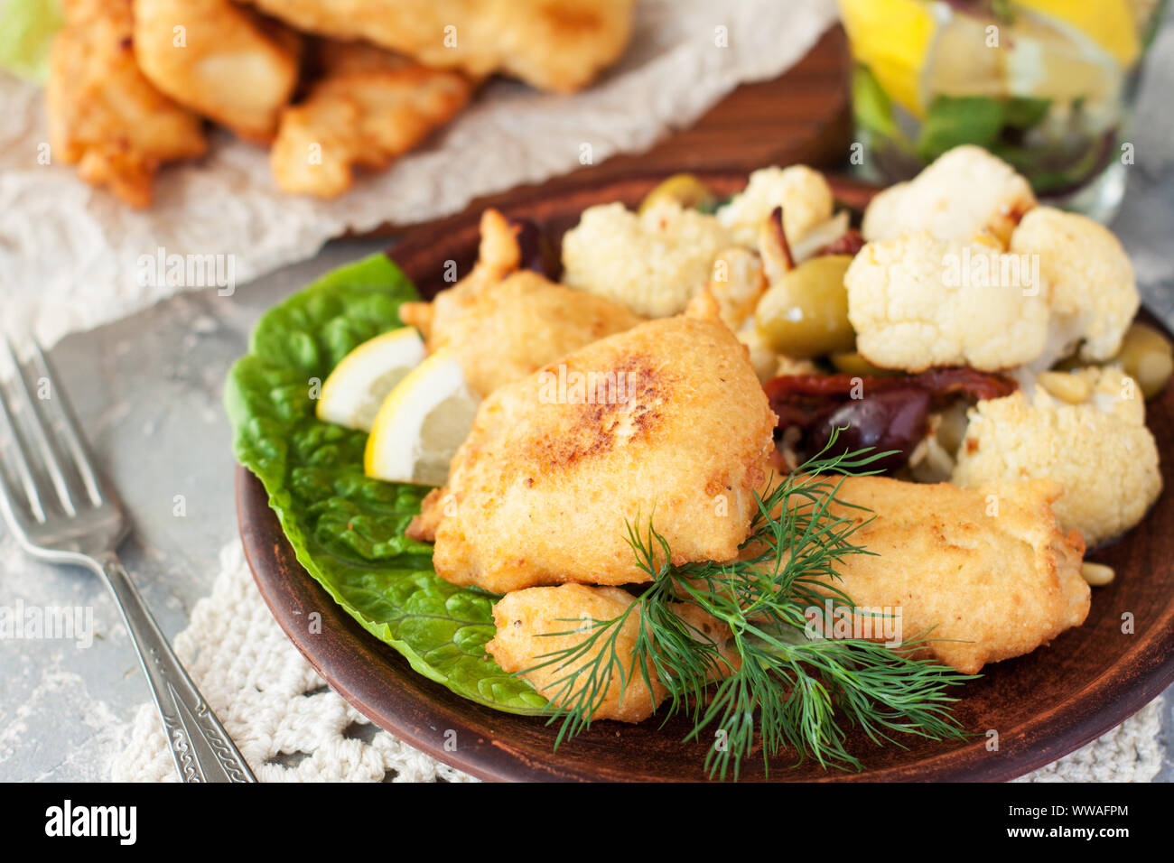 Bâtonnets de poisson battues servi avec des choux-fleurs et d'herbes fraîches Banque D'Images