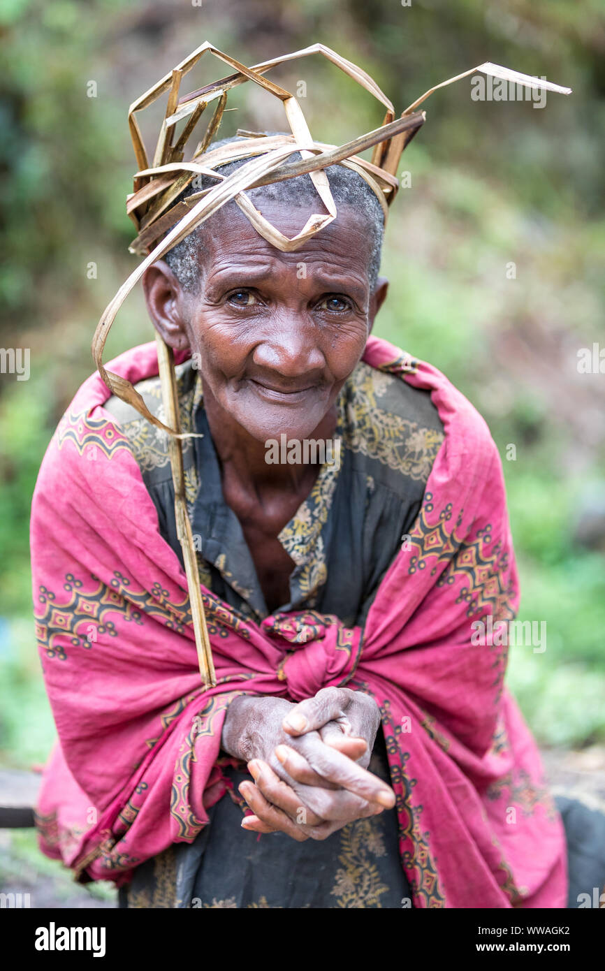 Portrait de pygmées Batwa tribeswoman, Ouganda Banque D'Images