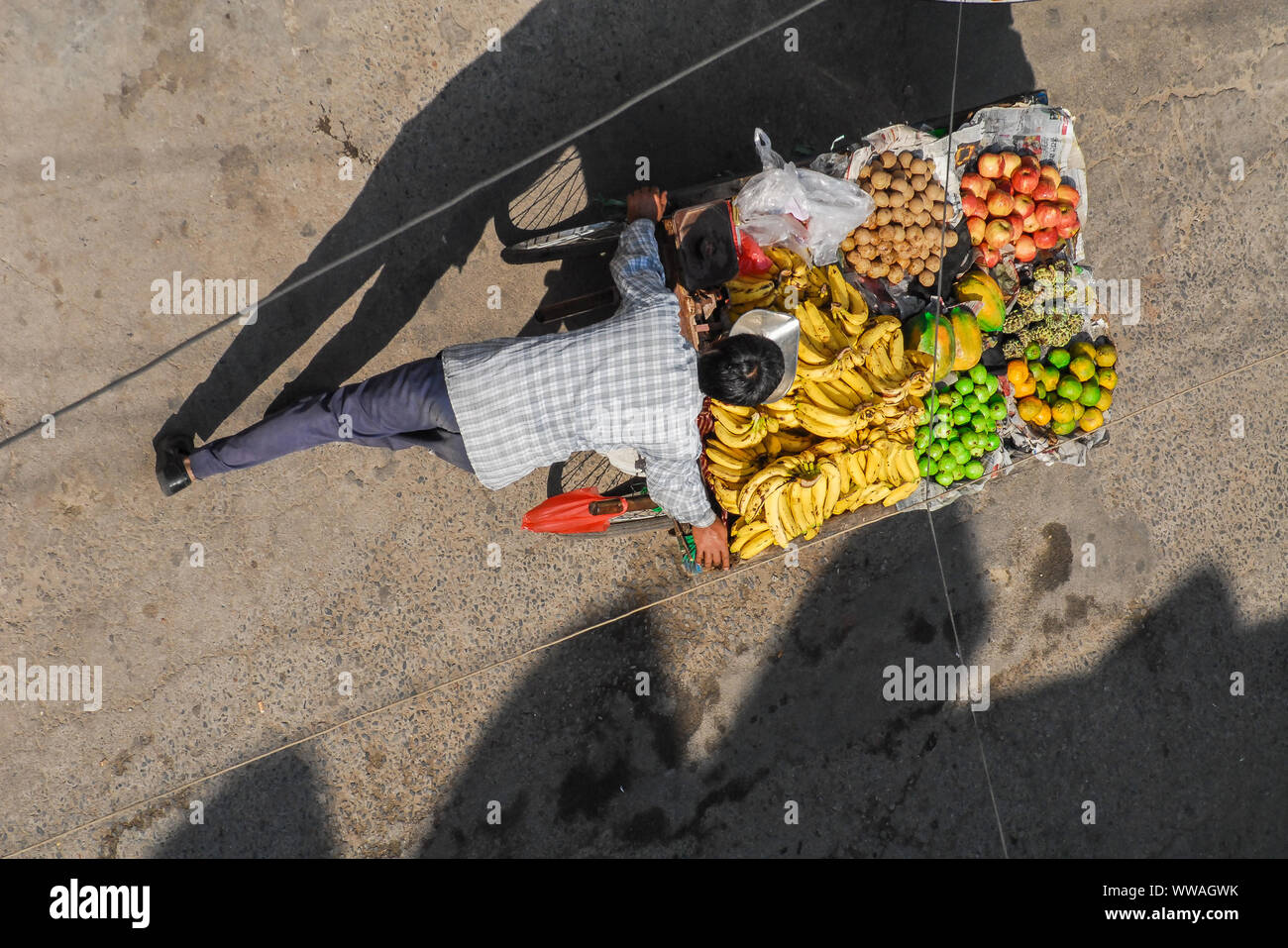 Vendeur de fruits avec panier Banque D'Images