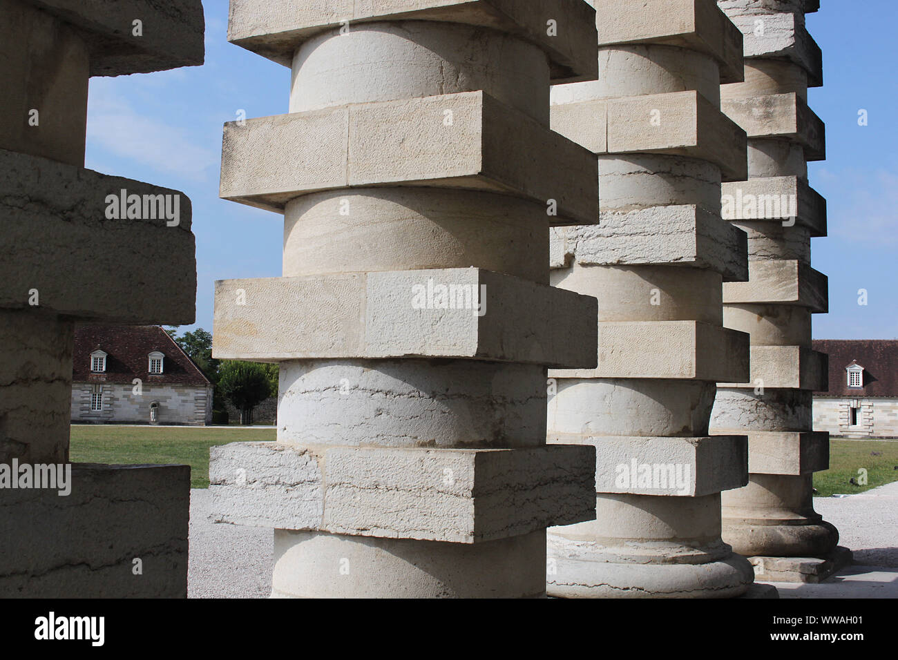 Colonnes en face de la maison du directeur à la Saline royale (la saline royale), conçu par l'architecte Ledoux à Arc-et-Senans, France Banque D'Images