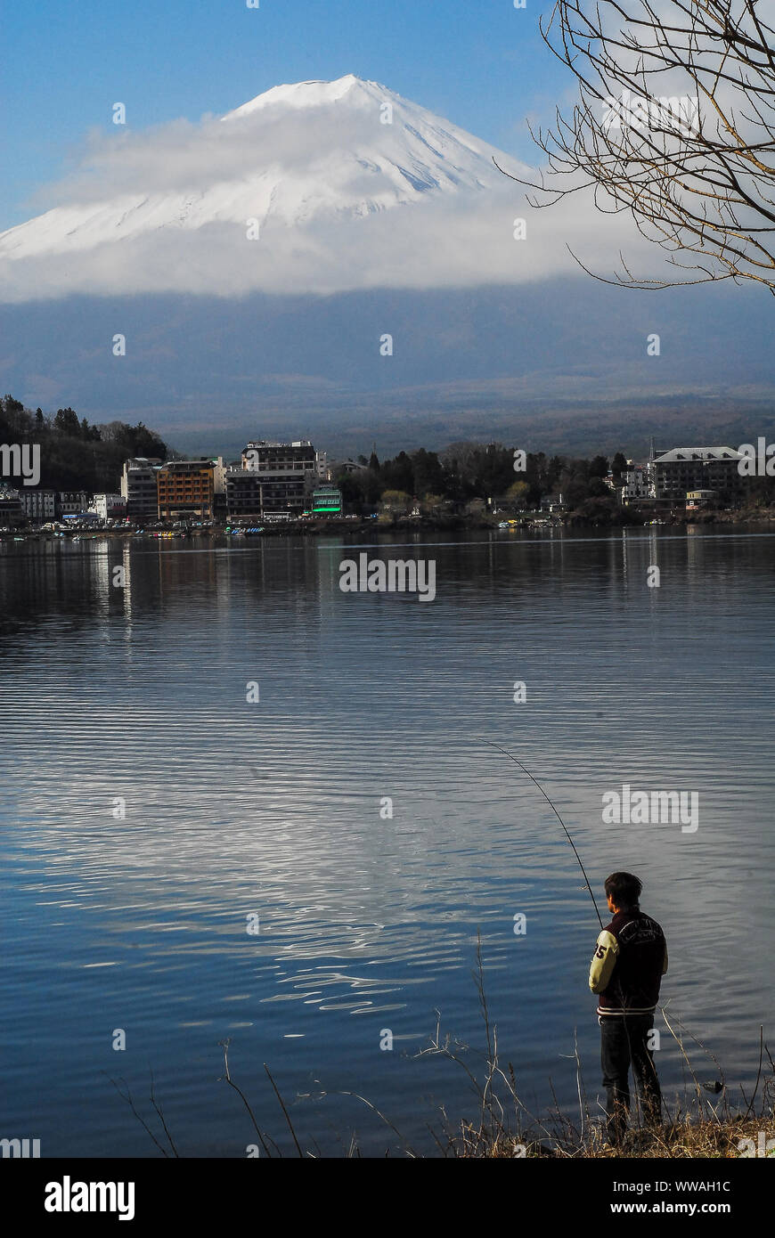 La pêche dans le lac kawaguchiko avec le Mont Fuji en arrière-plan Banque D'Images